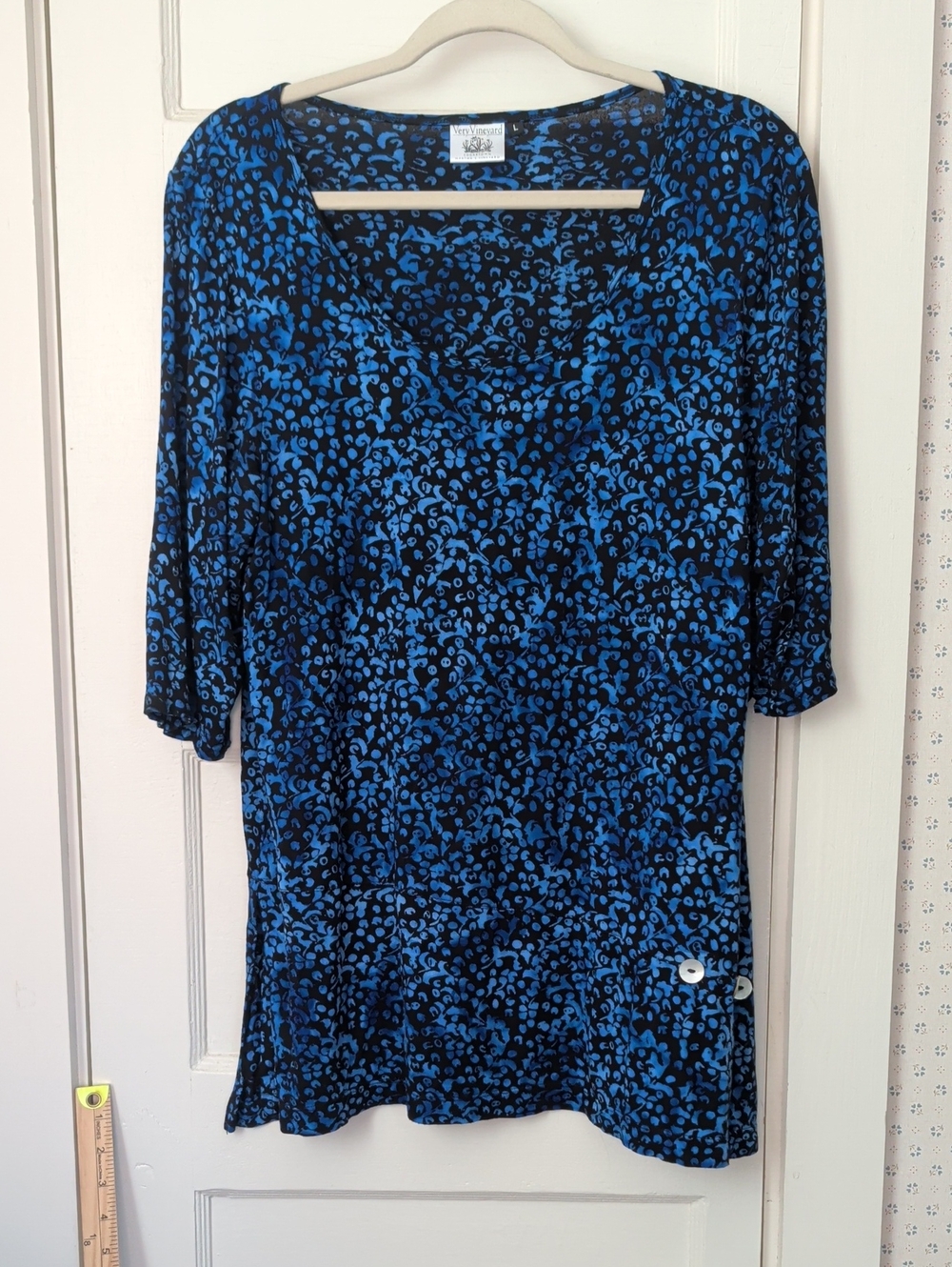 Very Vineyard Blue Black Printed V-Neck Tunic Shell buttons Large Art to Wear